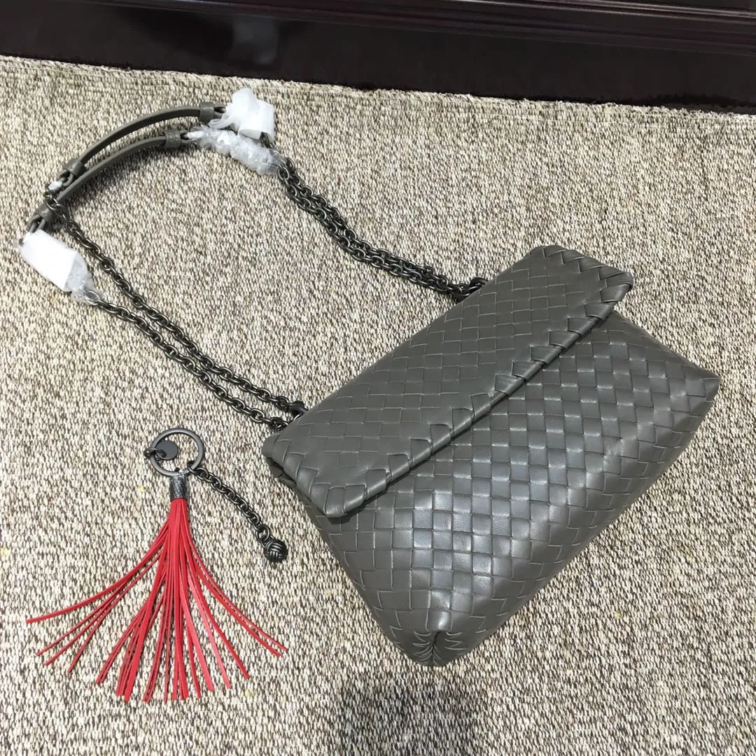 Original quality👉🏻Size 1099 Small🔥🔥Mini version of the classic Olimpia handbag, all made of Intrecciato soft sheepskin. The long Brunito polished chain adjustable strap can be doubled in length and can be used as a shoulder bag, which is both elegant and practical. The interior is lined with pigskin, and the space is separated by zippers for easy storage and organization. Built-in vanity mirror. size: 22*8*15 steel gray